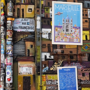 Mur de Marseille avec une représentation du quartier du panier recouverte de deux affiches - France  - collection de photos clin d'oeil, catégorie streetart